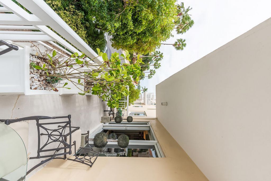 250 Bradley Place, Unit 202, Palm Beach, FL 33480 Photo