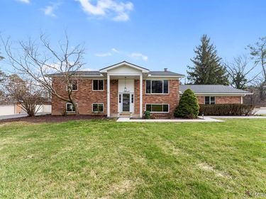 36445 Quakertown Lane, Farmington Hills, MI 48331