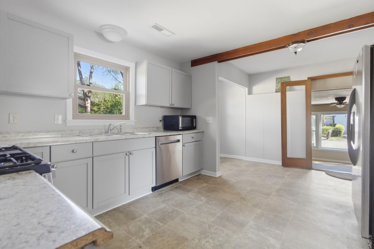 1240 Oakcrest Drive Photo 7