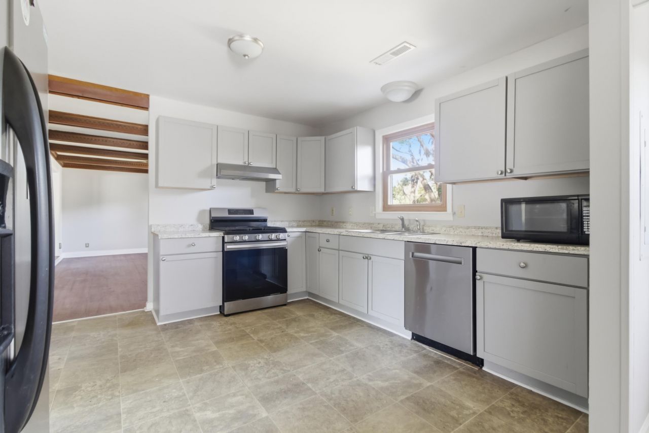 1240 Oakcrest Drive Photo 8