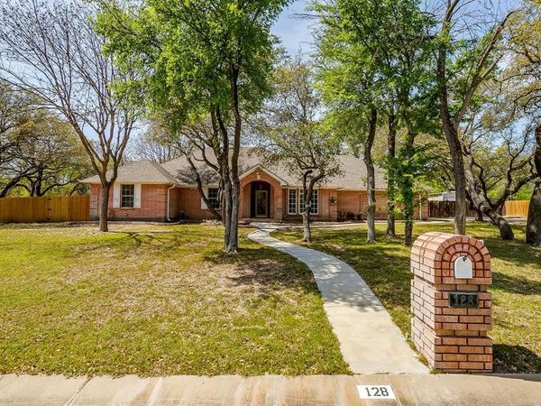128 Oakwood Court, Lakeside, TX 76135