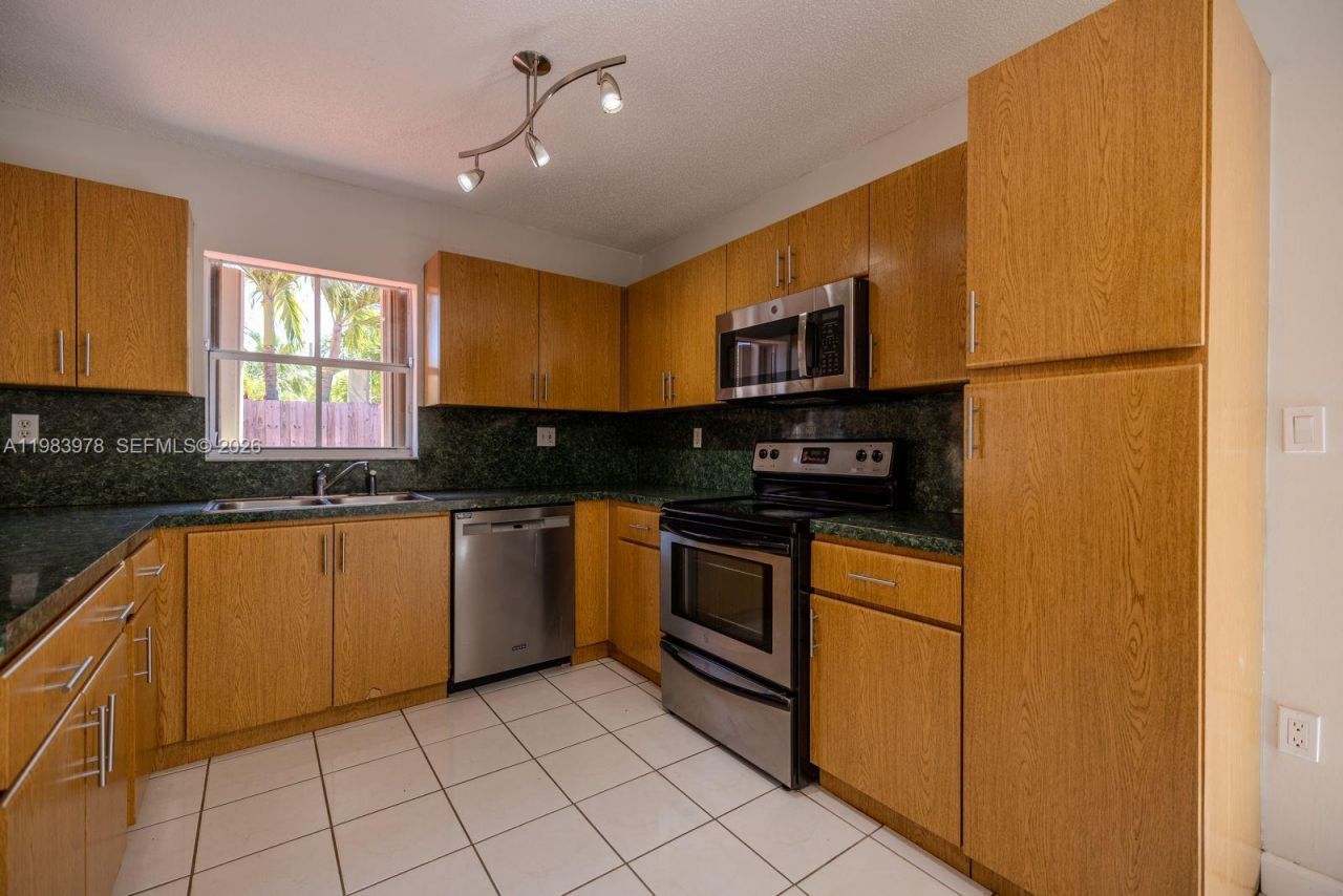 1065 NW 131st Ave , Unit ., Miami, FL 33182 Photo