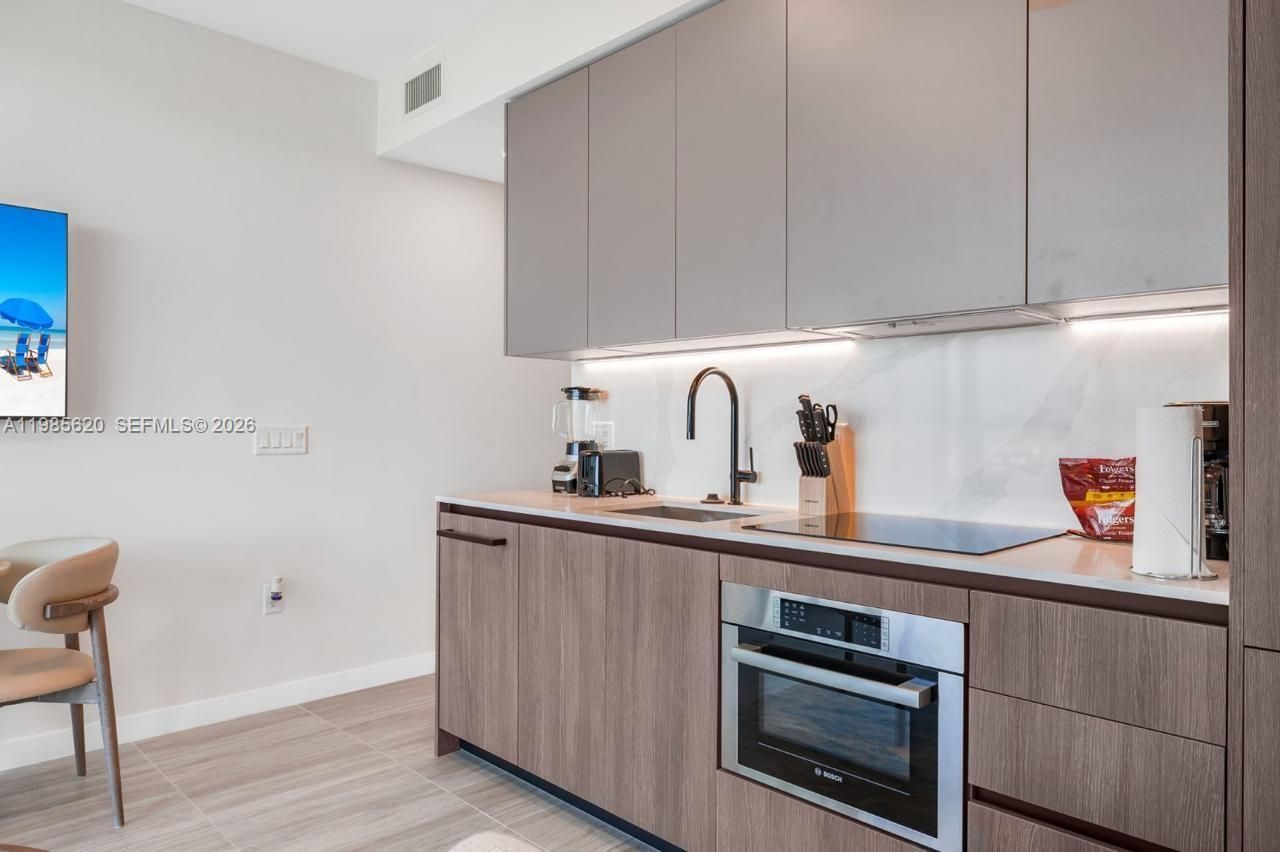 580 72nd St , Unit 613, Miami Beach, FL 33141 Photo