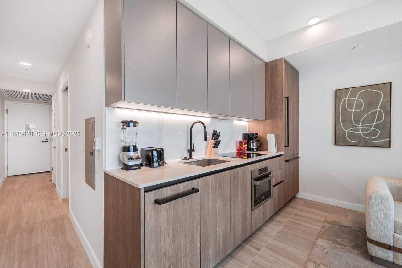 580 72nd St , Unit 613, Miami Beach, FL 33141 Photo