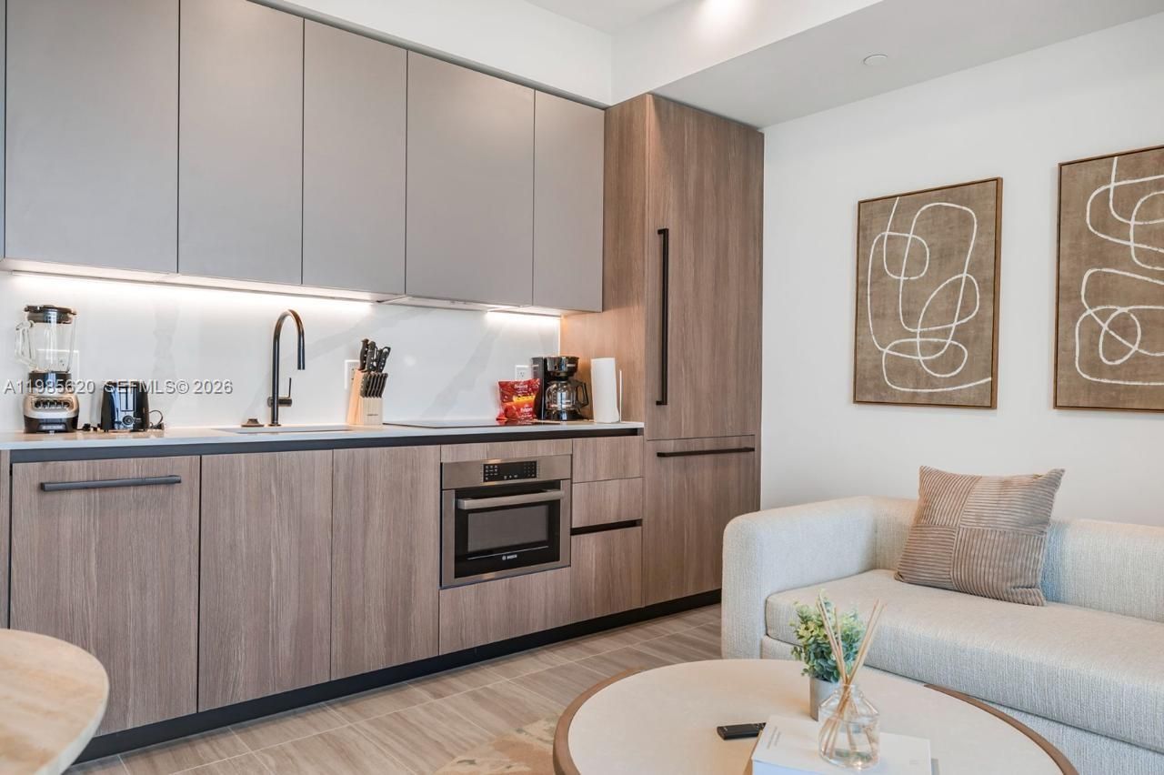 580 72nd St , Unit 613, Miami Beach, FL 33141 Photo