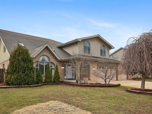 9024 Witham Lane, Woodridge, IL 60517
