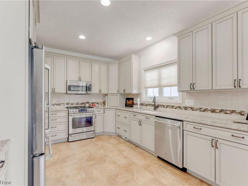 8195 Manor Gate Way, Mentor, OH 44060 Photo 11