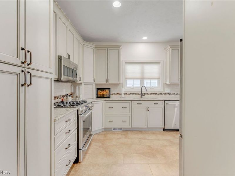 8195 Manor Gate Way, Mentor, OH 44060 Photo 12