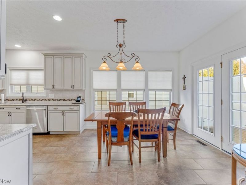 8195 Manor Gate Way, Mentor, OH 44060 Photo 14