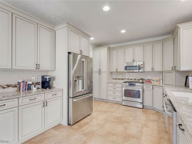 8195 Manor Gate Way, Mentor, OH 44060 Photo 9