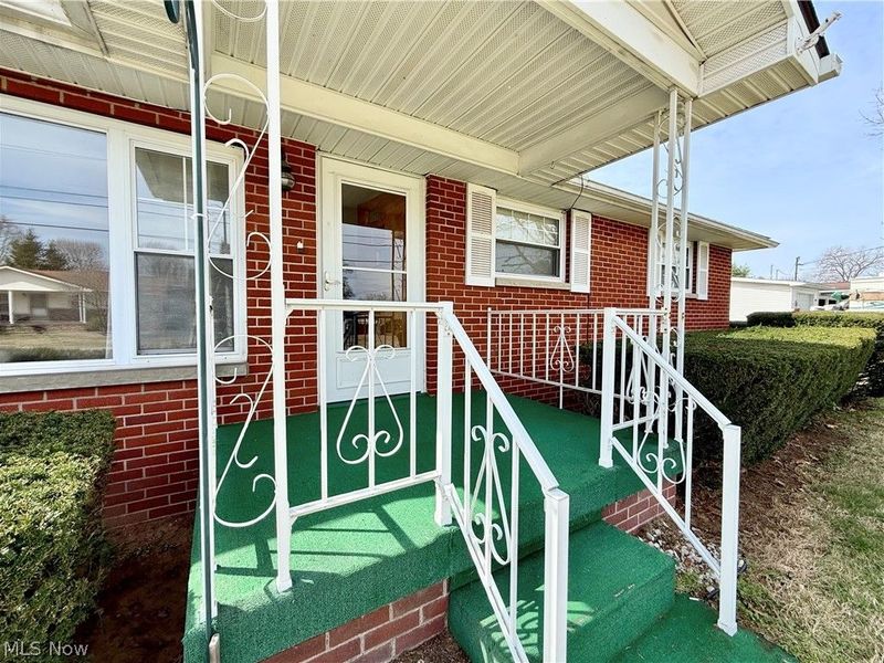 282 N Meadowlark Drive, Williamstown, WV 26187 Photo 2