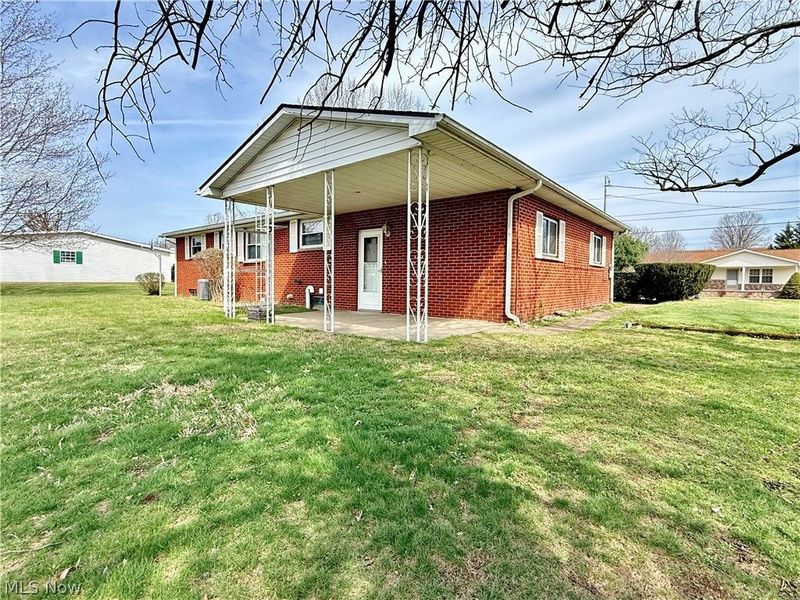 282 N Meadowlark Drive, Williamstown, WV 26187 Photo 3