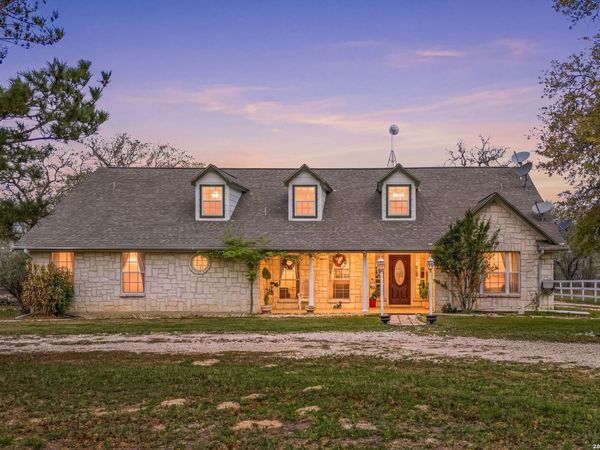 837 Paddy Rd, Floresville, TX 78114