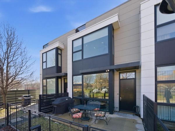 437 W Hobbie Street , Chicago, IL 60610