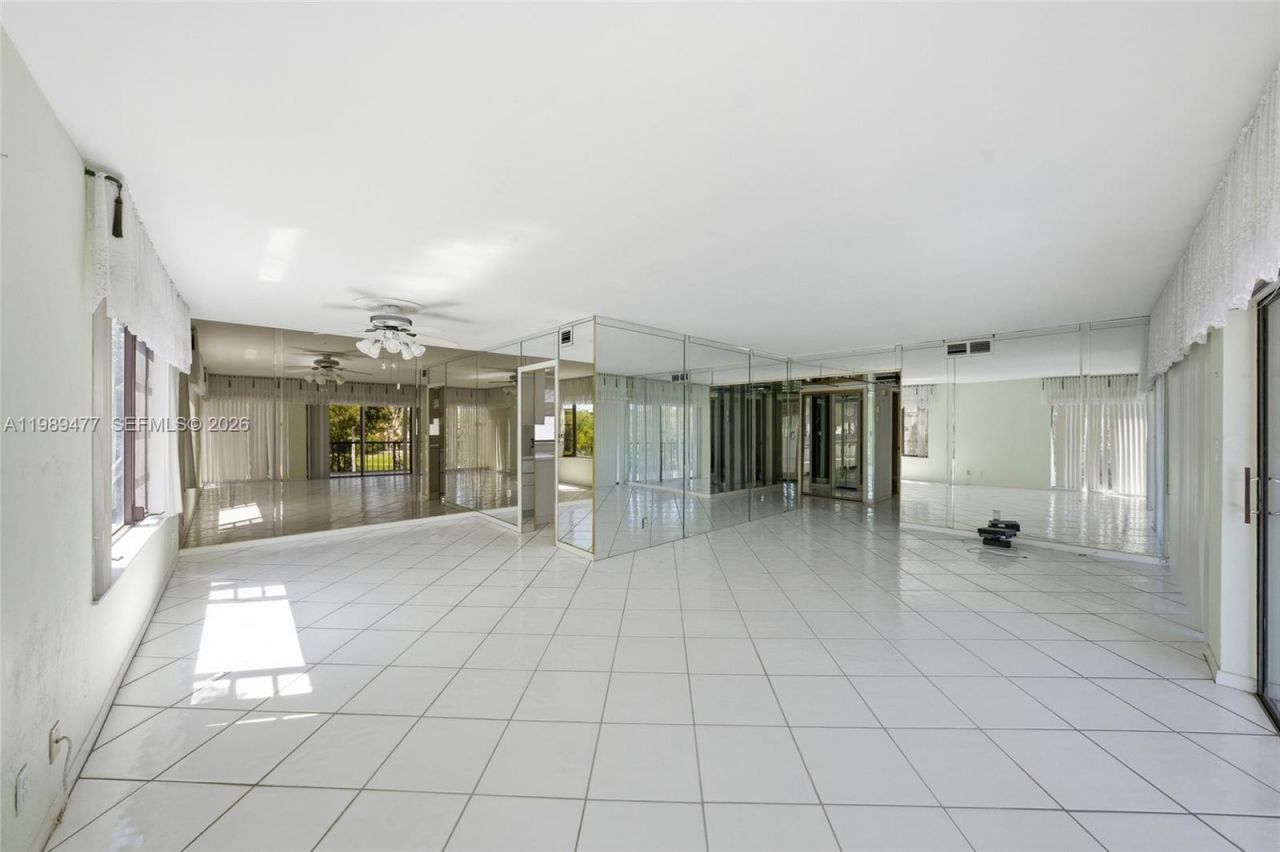 6010 S Falls Cir Dr , Unit 323, Lauderhill, FL 33319 Photo