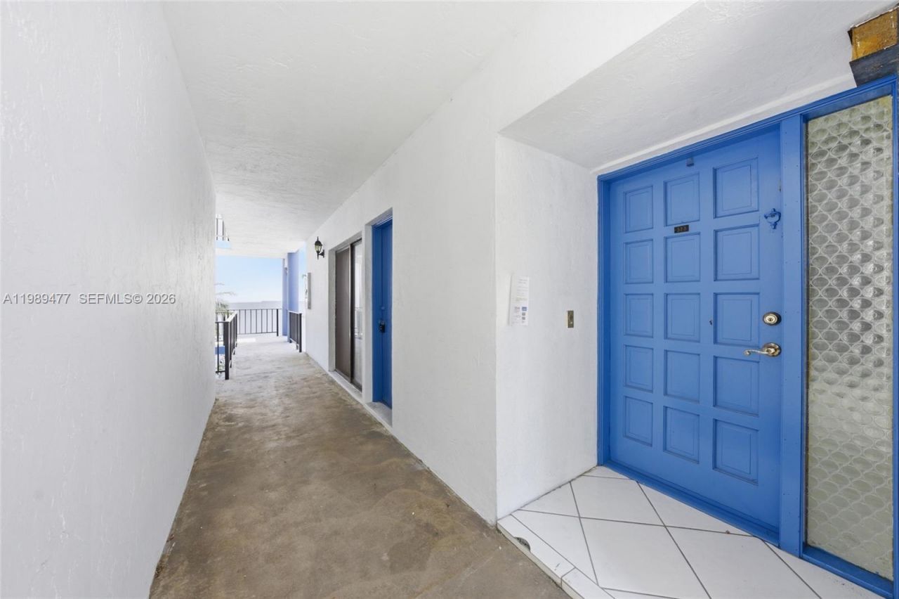 6010 S Falls Cir Dr , Unit 323, Lauderhill, FL 33319 Photo