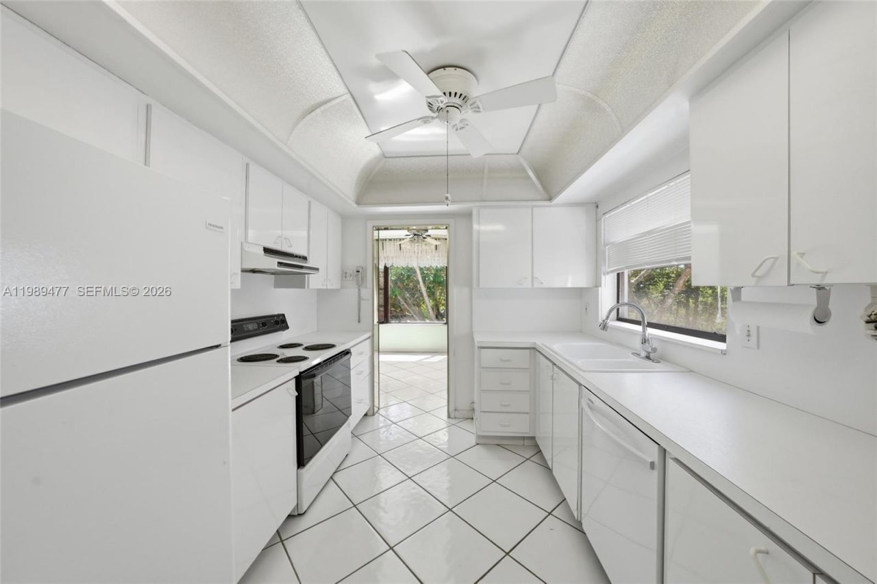 6010 S Falls Cir Dr , Unit 323, Lauderhill, FL 33319 Photo