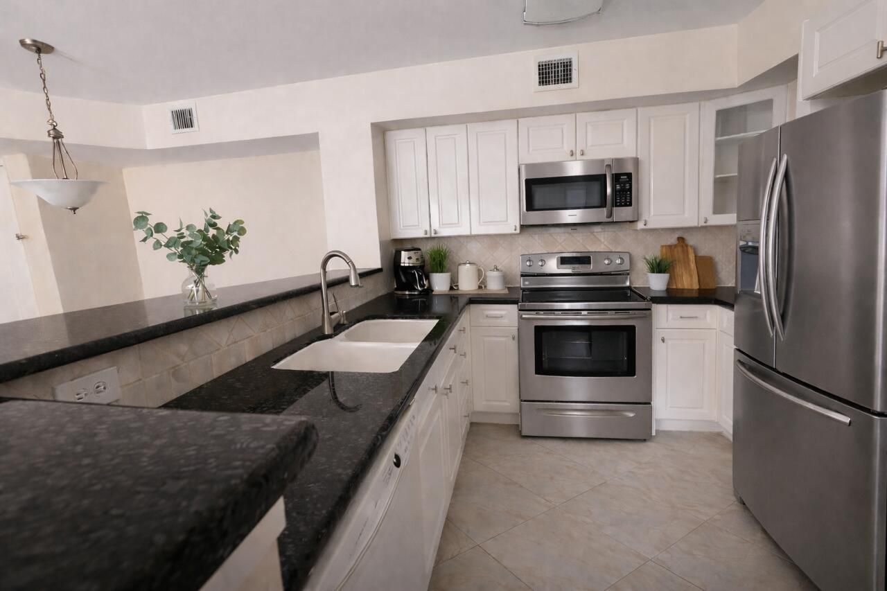 110 Yacht Club Way, Unit 105, Hypoluxo, FL 33462 Photo