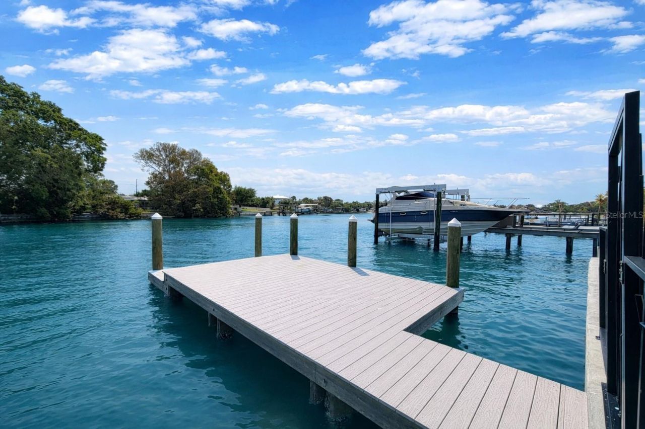 3945 Sunrise Drive S, Saint Petersburg, FL 33705 Photo