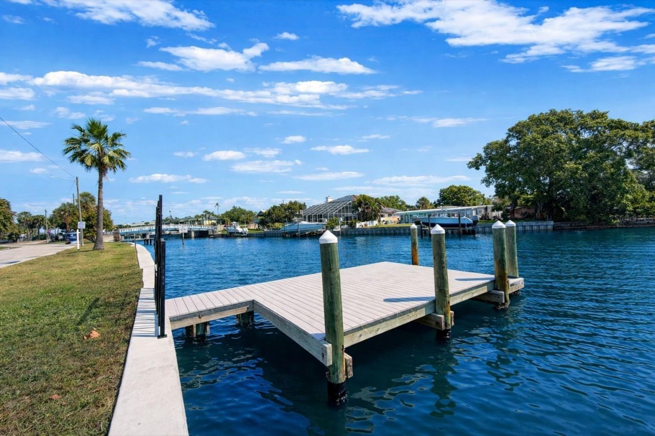 3945 Sunrise Drive S, Saint Petersburg, FL 33705 Photo