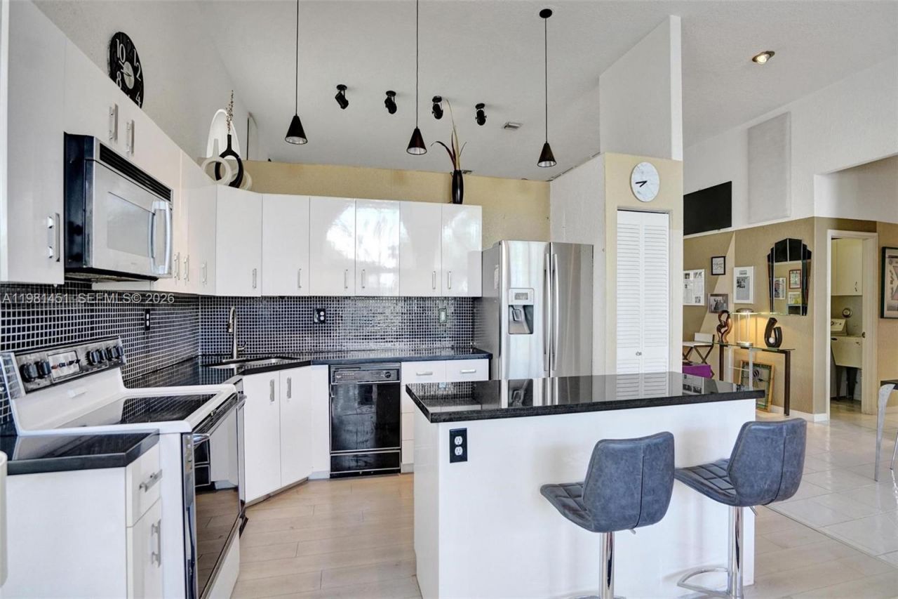 11585 N Quayside Dr , Cooper City, FL 33026 Photo