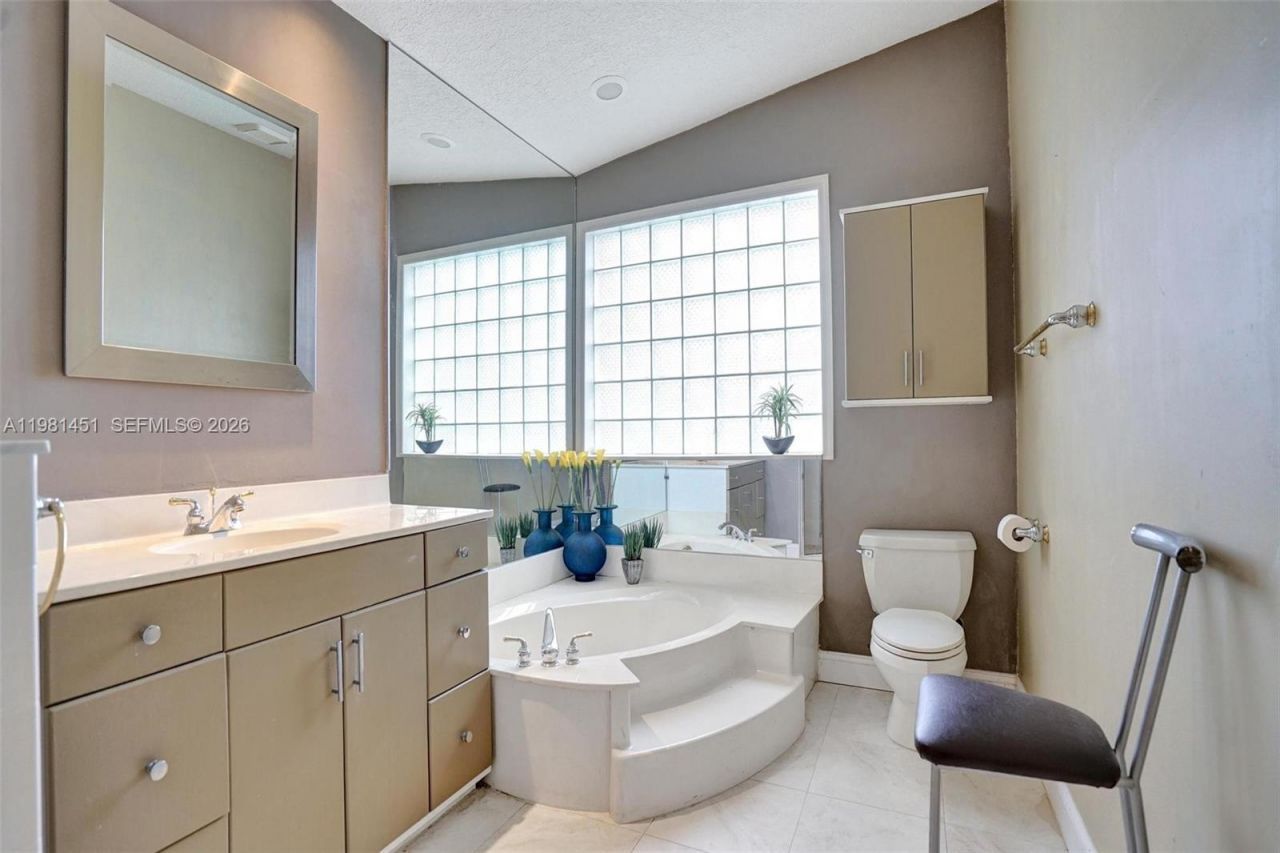 11585 N Quayside Dr , Cooper City, FL 33026 Photo