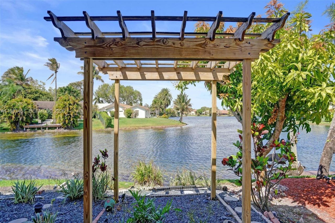 11585 N Quayside Dr , Cooper City, FL 33026 Photo