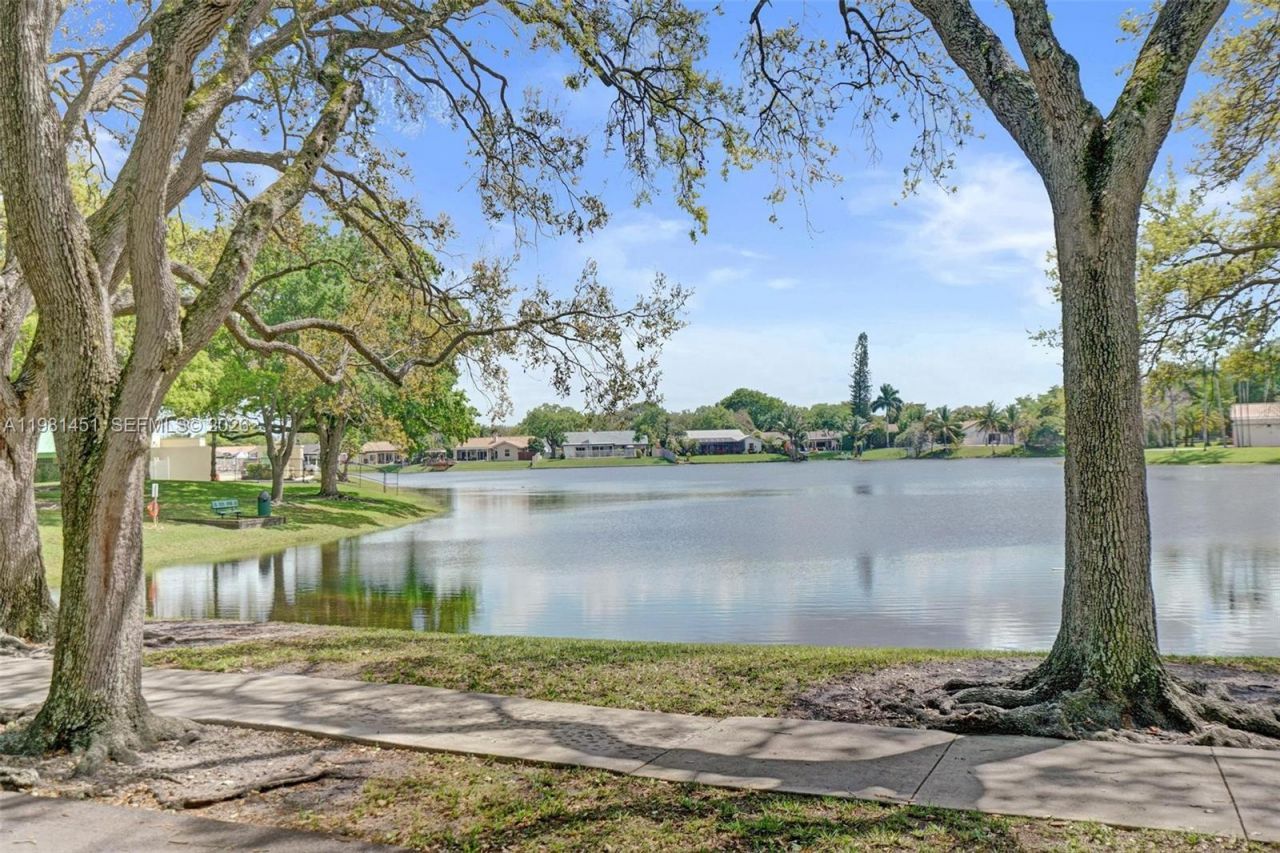 11585 N Quayside Dr , Cooper City, FL 33026 Photo