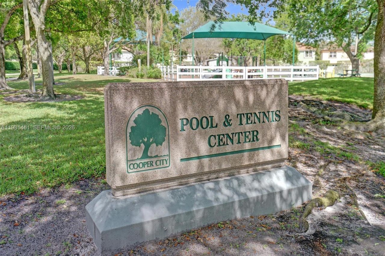 11585 N Quayside Dr , Cooper City, FL 33026 Photo