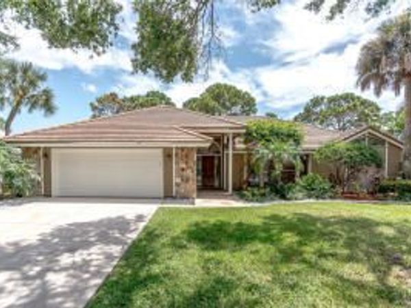 18654 Lake Bend Drive, Jupiter, FL 33458