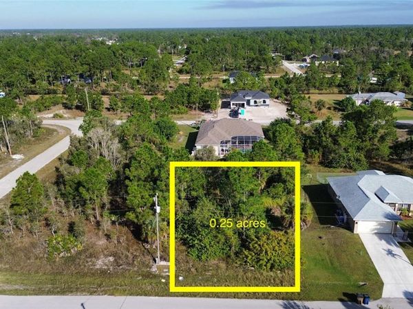 1015 CRESTHAVEN STREET , LEHIGH ACRES, FL 33974