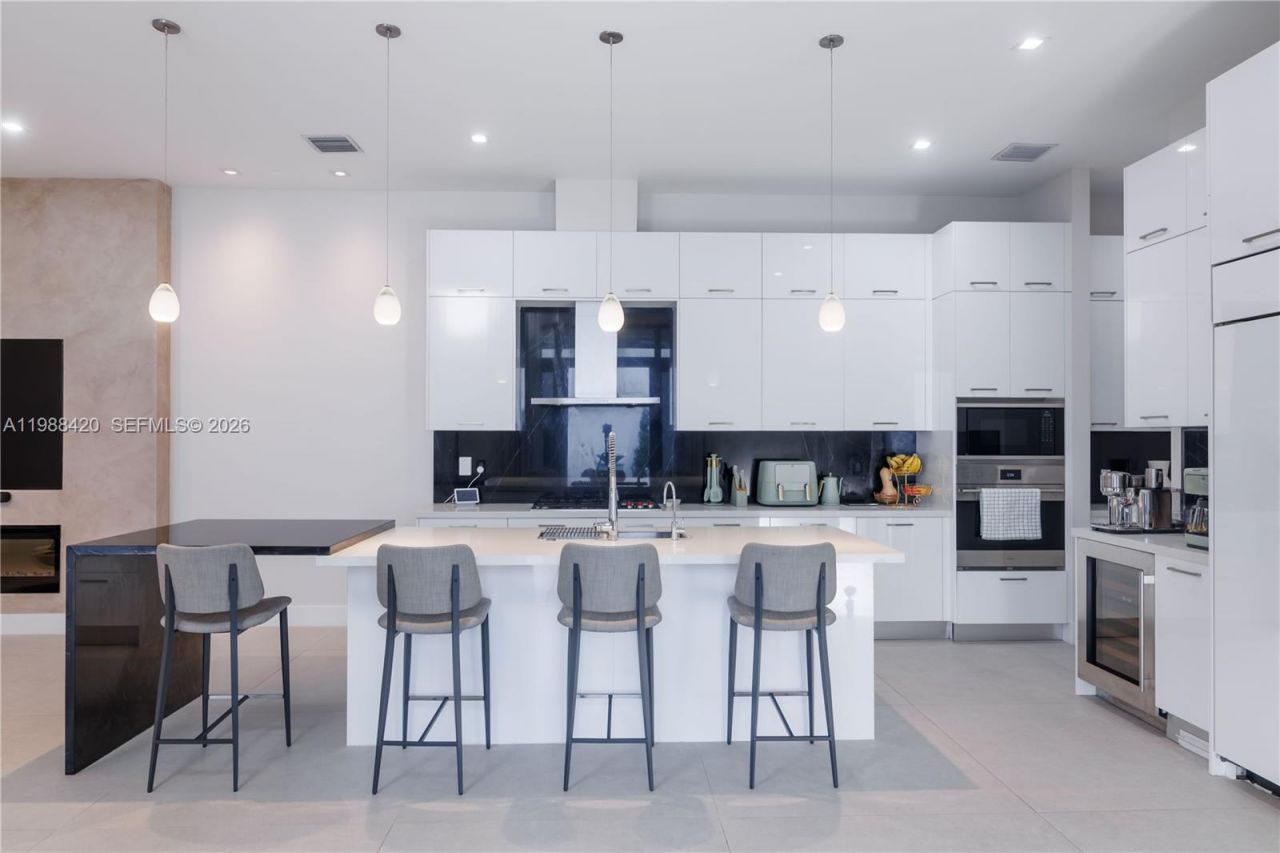 8115 NW 48th Ter , Doral, FL 33166 Photo