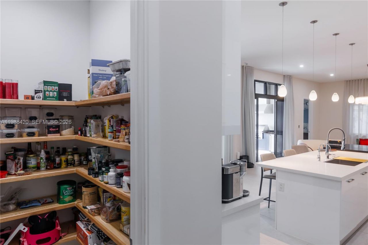 8115 NW 48th Ter , Doral, FL 33166 Photo