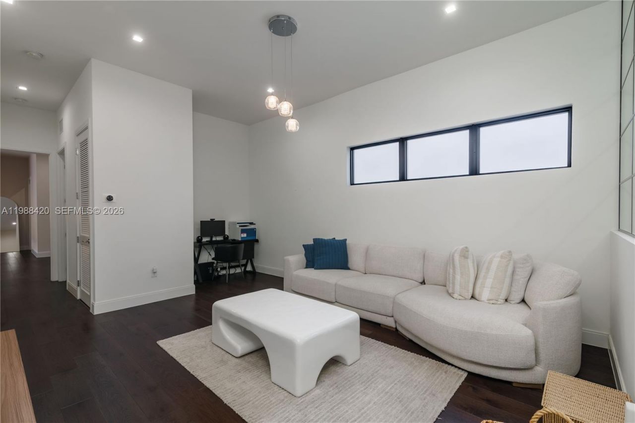 8115 NW 48th Ter , Doral, FL 33166 Photo