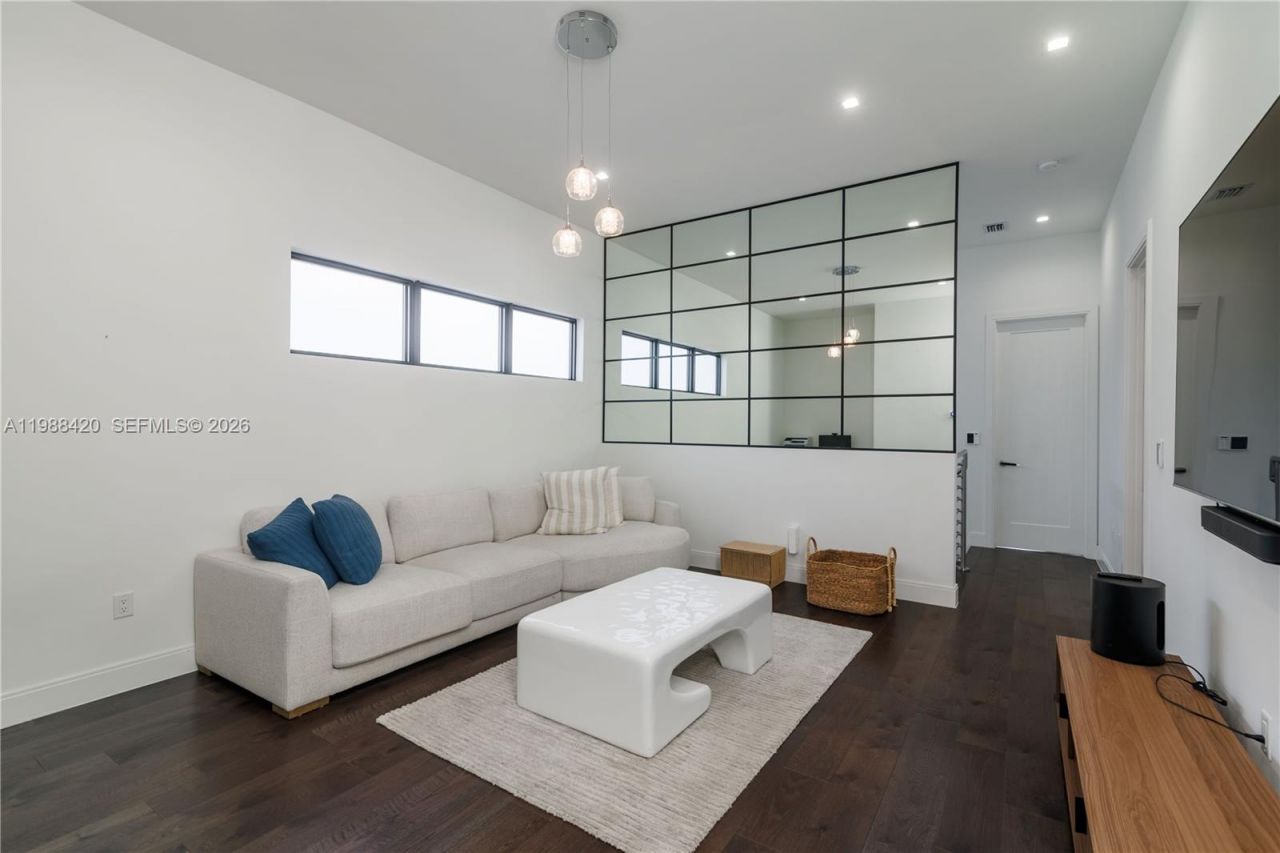 8115 NW 48th Ter , Doral, FL 33166 Photo