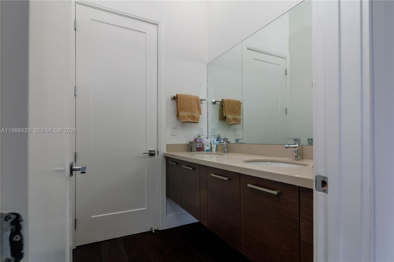 8115 NW 48th Ter , Doral, FL 33166 Photo