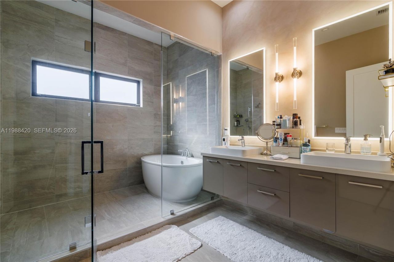 8115 NW 48th Ter , Doral, FL 33166 Photo