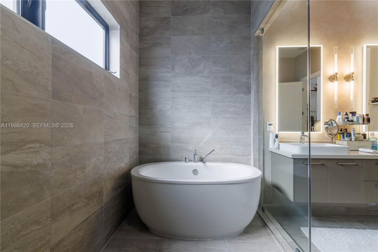 8115 NW 48th Ter , Doral, FL 33166 Photo