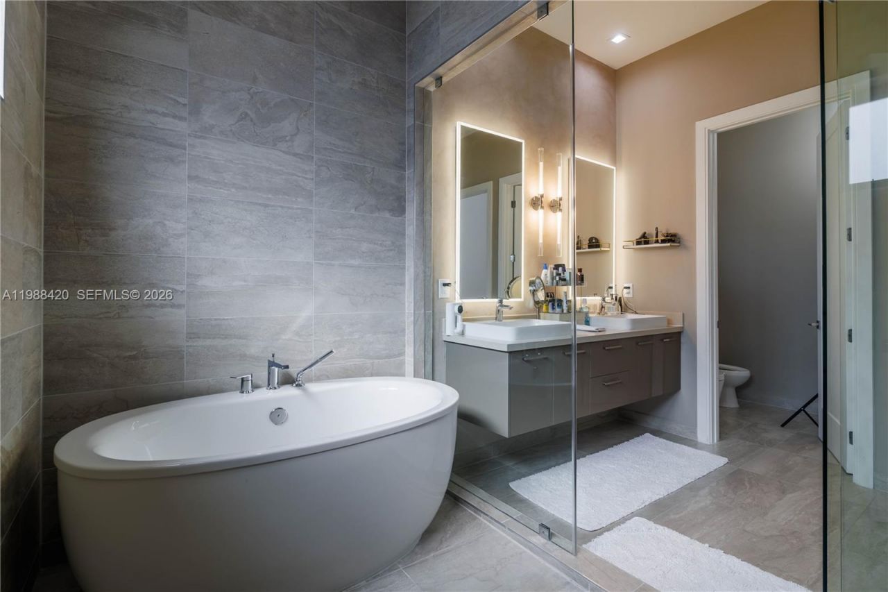 8115 NW 48th Ter , Doral, FL 33166 Photo