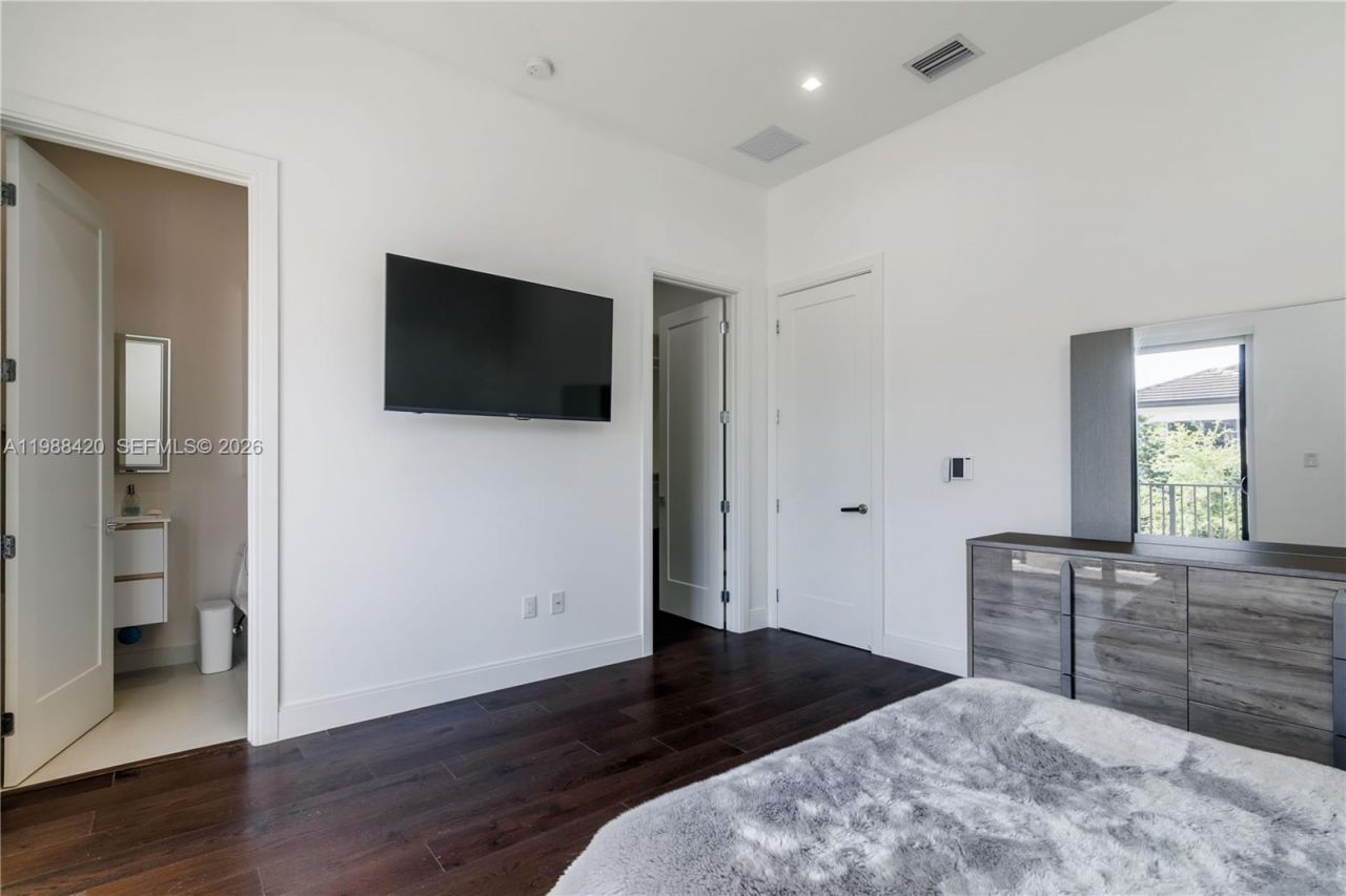 8115 NW 48th Ter , Doral, FL 33166 Photo