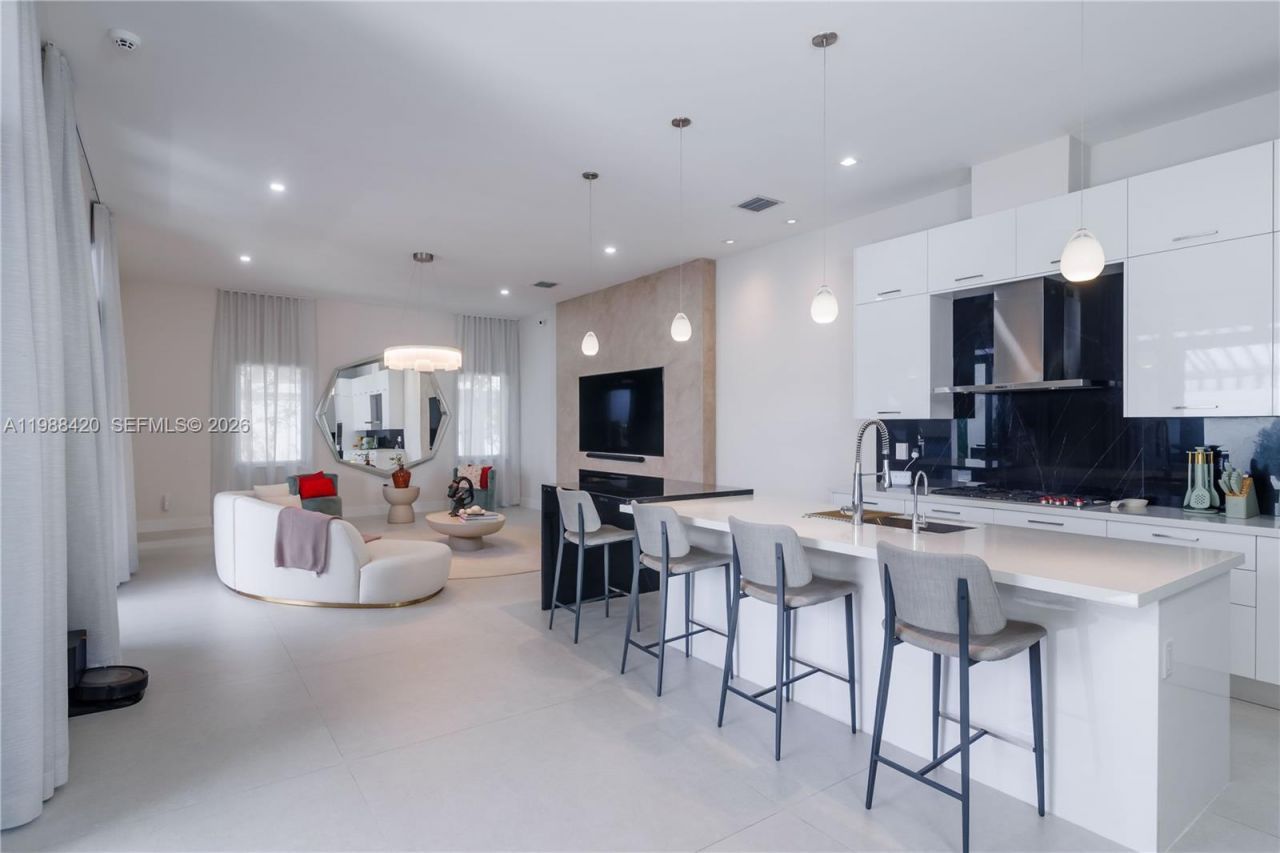 8115 NW 48th Ter , Doral, FL 33166 Photo