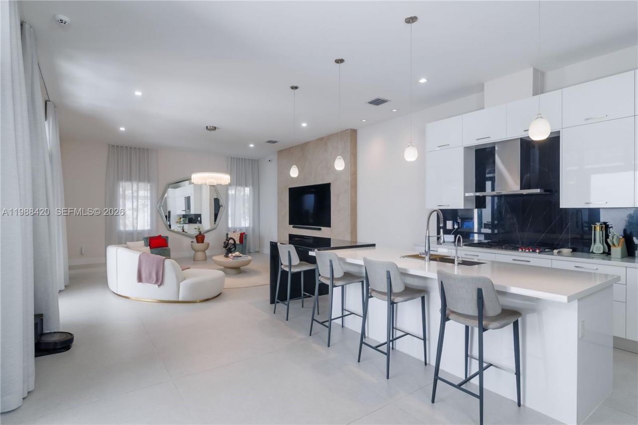 8115 NW 48th Ter , Doral, FL 33166 Photo