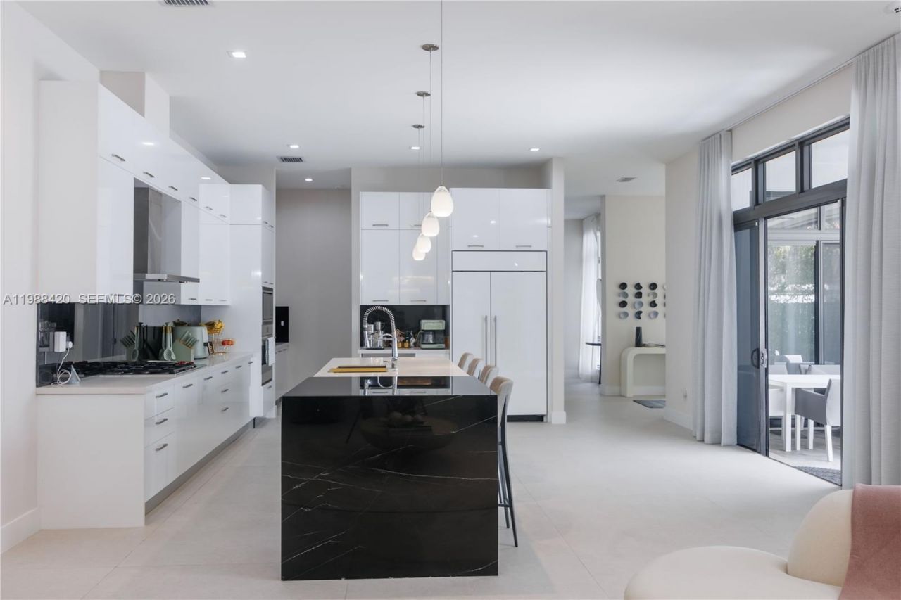 8115 NW 48th Ter , Doral, FL 33166 Photo