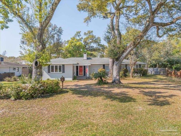 15 Lakeside Dr, Pensacola, FL 32507