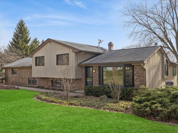 220 N Shannon Drive , Woodstock, IL 60098