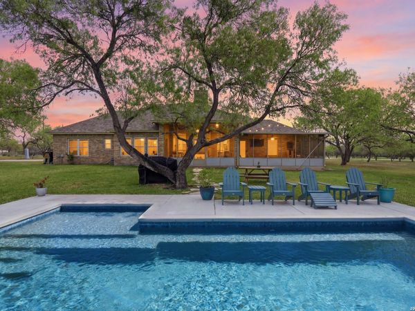 105 Old Campbell Rd, Seguin, TX 78155