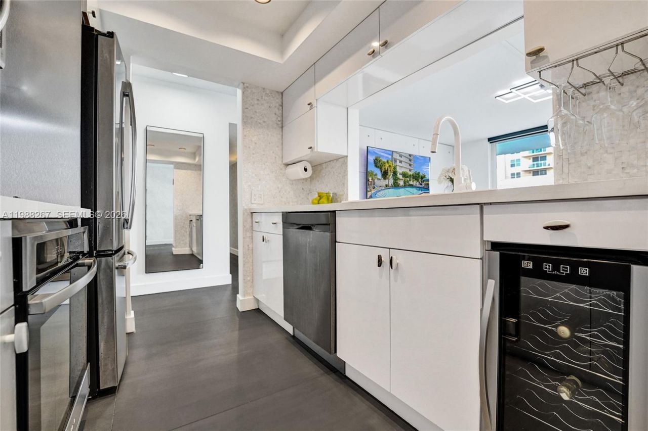 430 Golden Isles Dr , Unit 201, Hallandale Beach, FL 33009 Photo