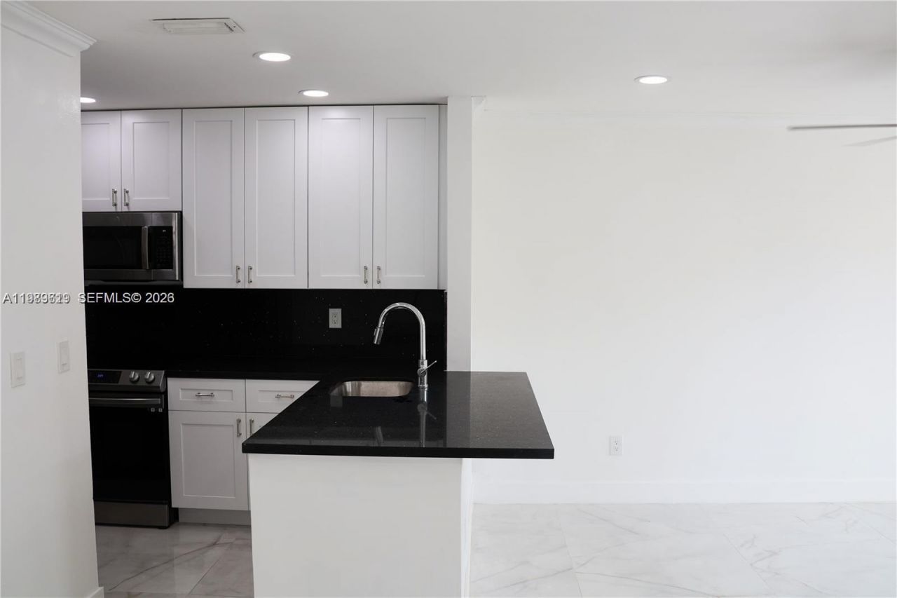 2550 W 67th Pl , Unit 22-32, Hialeah, FL 33016 Photo