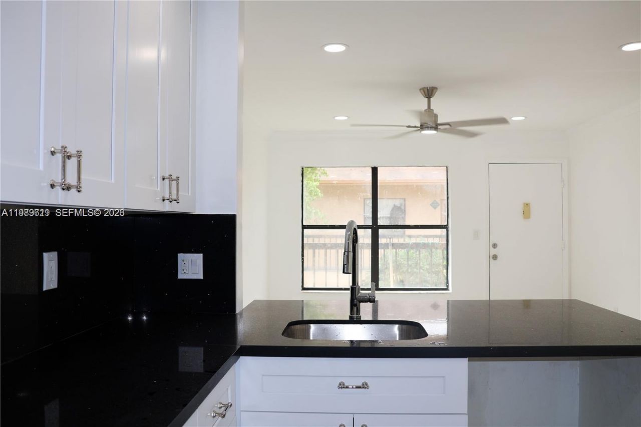 2550 W 67th Pl , Unit 22-32, Hialeah, FL 33016 Photo