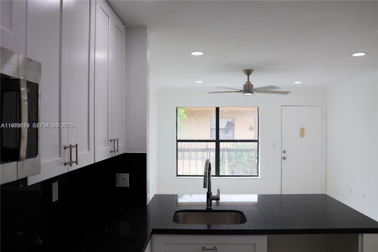 2550 W 67th Pl , Unit 22-32, Hialeah, FL 33016 Photo